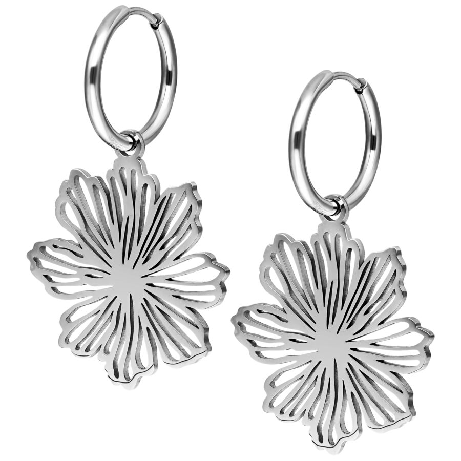 Dos aros plateados con colgantes florales sobre fondo blanco