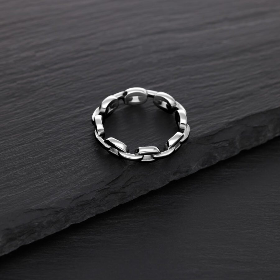Anillo de cadena de eslabones plateado de acero quirúrgico sobre fondo negro