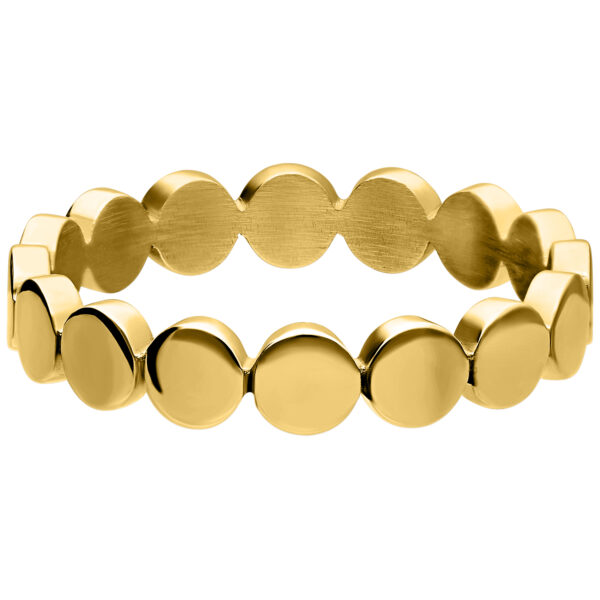 Anillo de lámina fina dorado de acero quirúrgico, tamaño 17,0 mm sobre fondo blanco