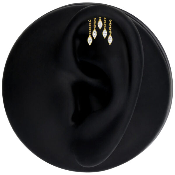 Ajuste de helix dorado con gotas de cristal claro en un modelo de oreja negra