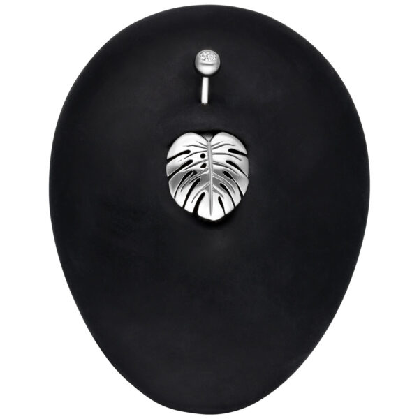Piercing Bananabell de plata con diseño de hoja de Monstera sobre fondo negro