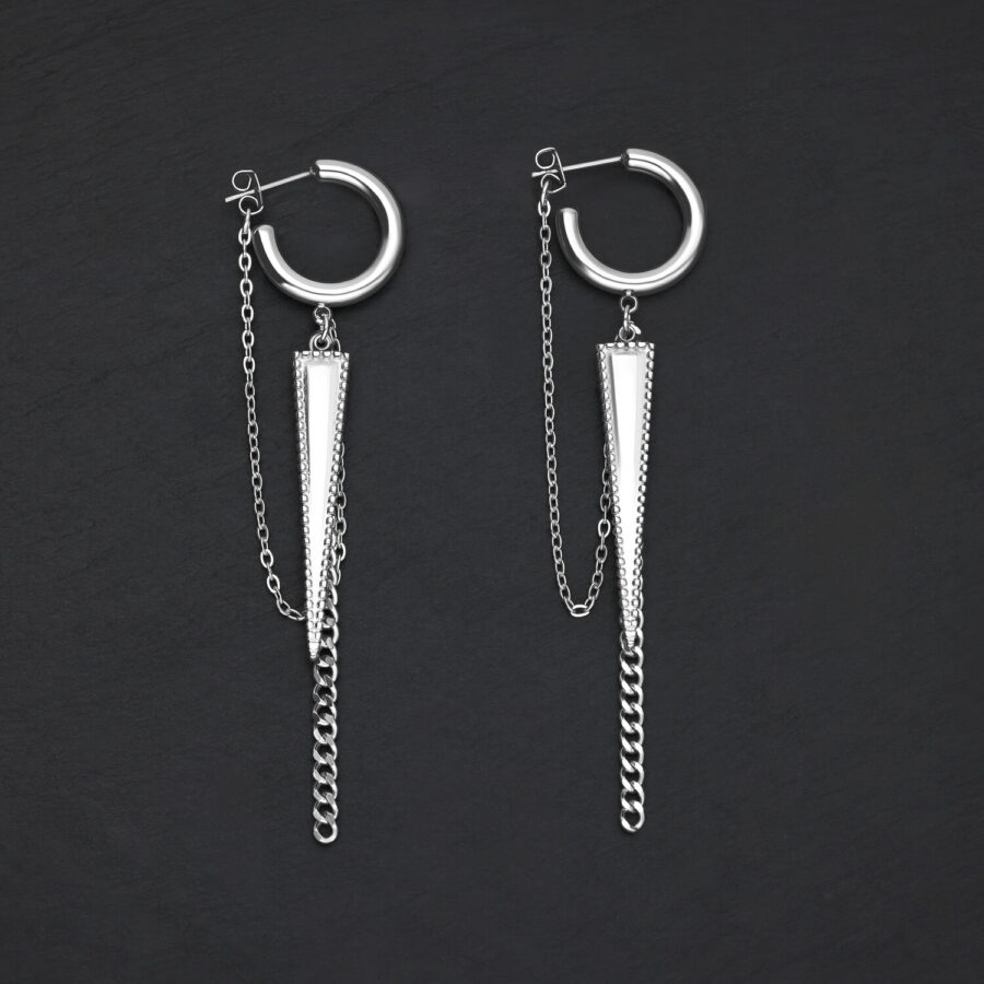 Pendientes plateados con colgante triangular y cadenas sobre fondo negro