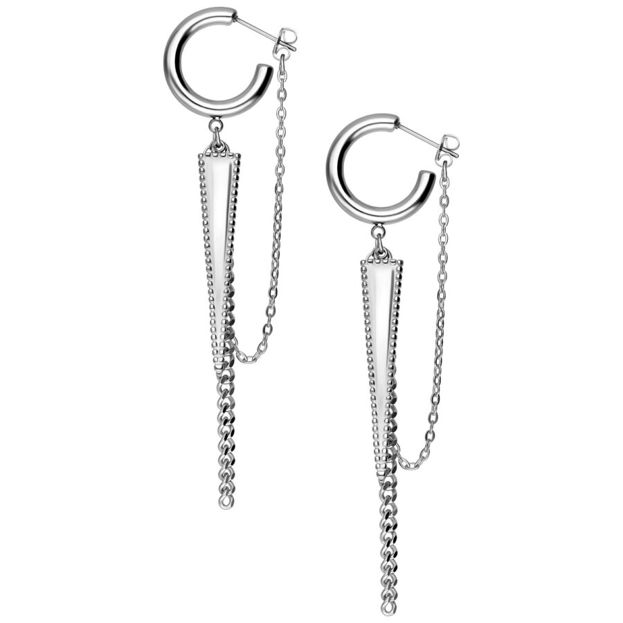 Pendientes plateados con colgantes triangulares y cadenas sobre fondo blanco