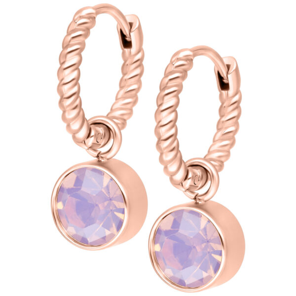 Aros retorcidos de oro rosa con cristal rosa sobre fondo blanco