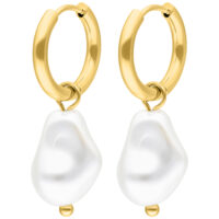 Goldene Creolen mit barocken Perlen auf weißem Hintergrund