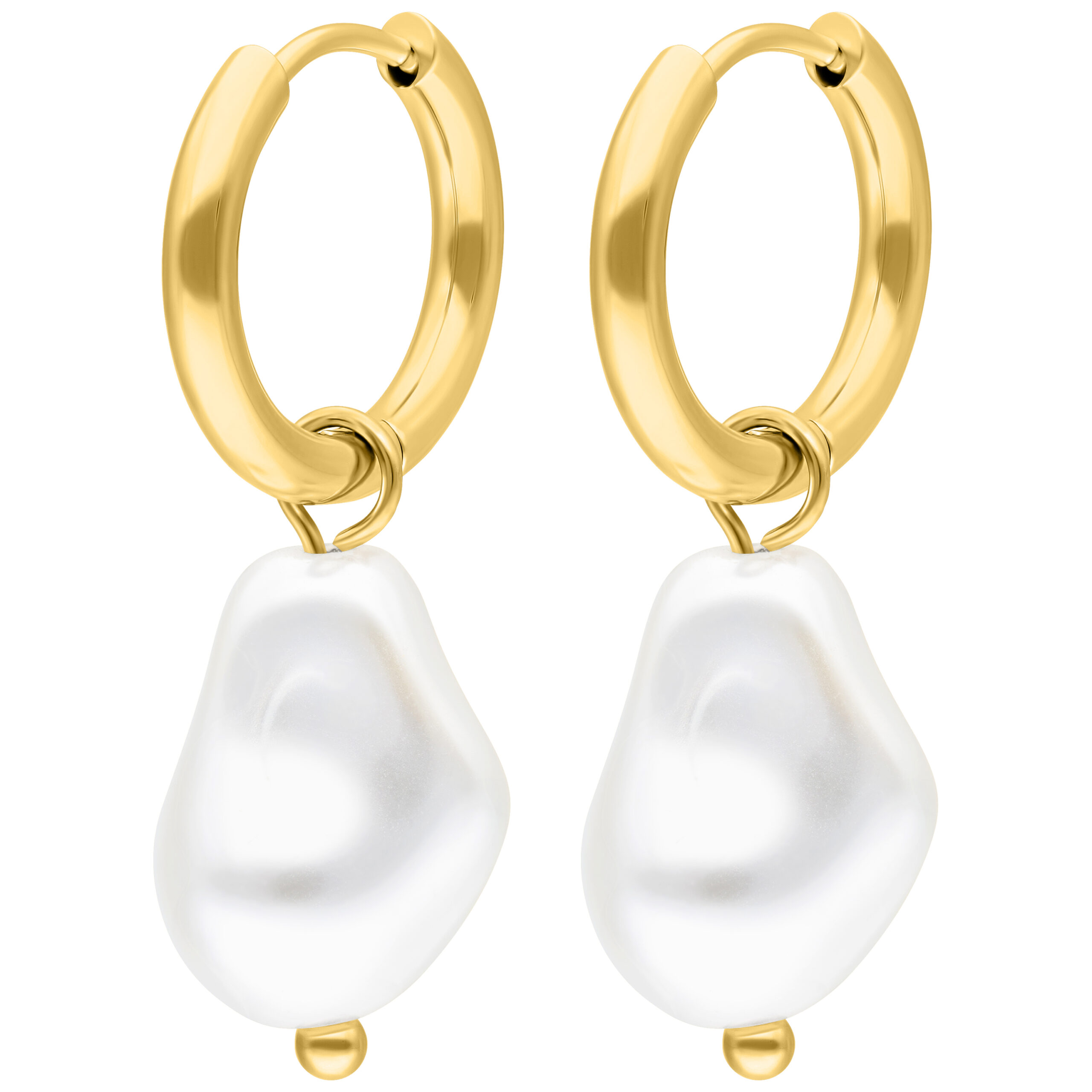 Goldene Creolen mit barocken Perlen auf weißem Hintergrund