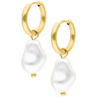 Goldene Creolen mit barocken Perlen auf weißem Hintergrund