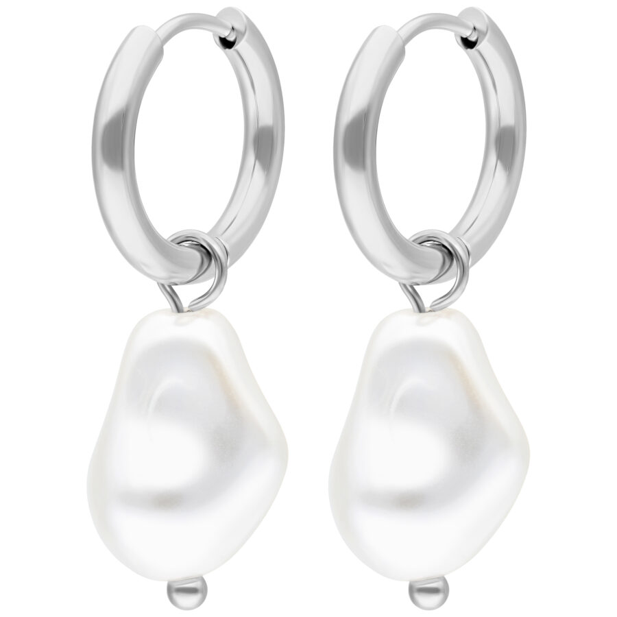 Pendientes de acero inoxidable plateados con perlas barrocas sobre fondo blanco