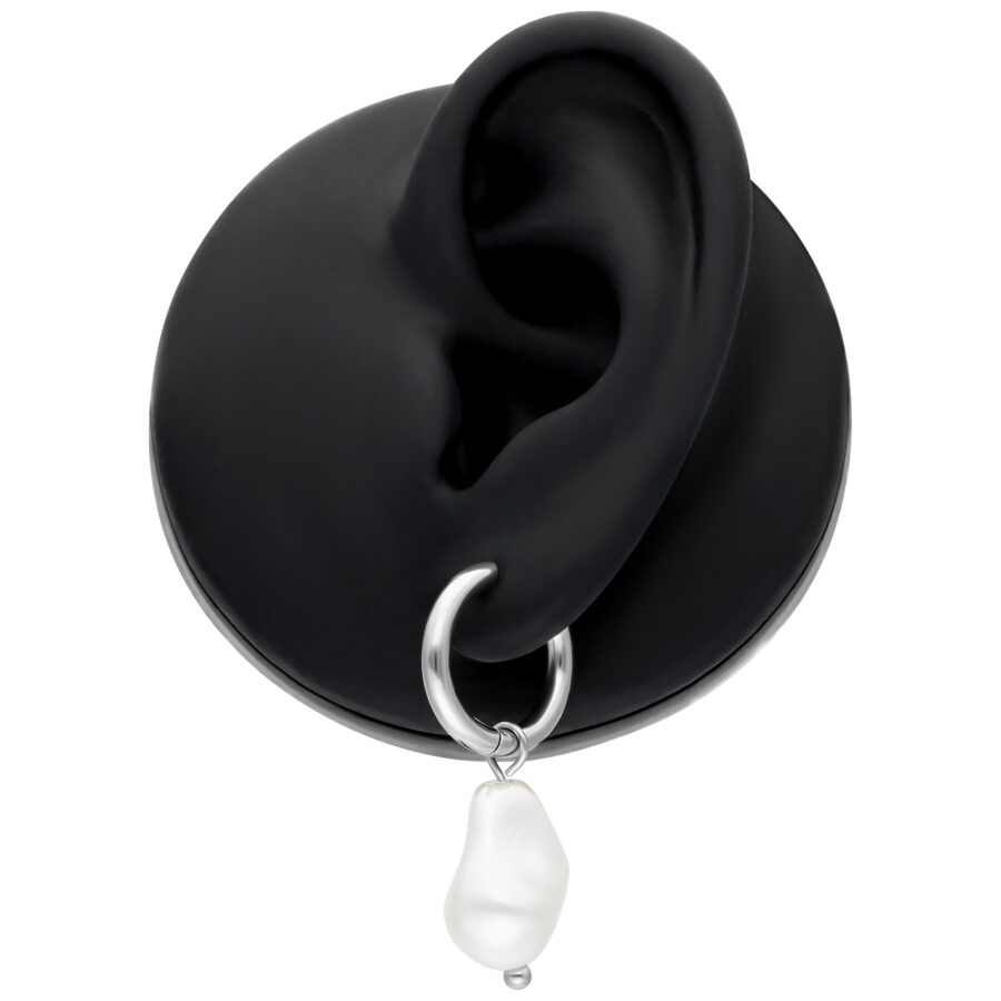 Aros plateados con perla barroca en modelo de oreja negra