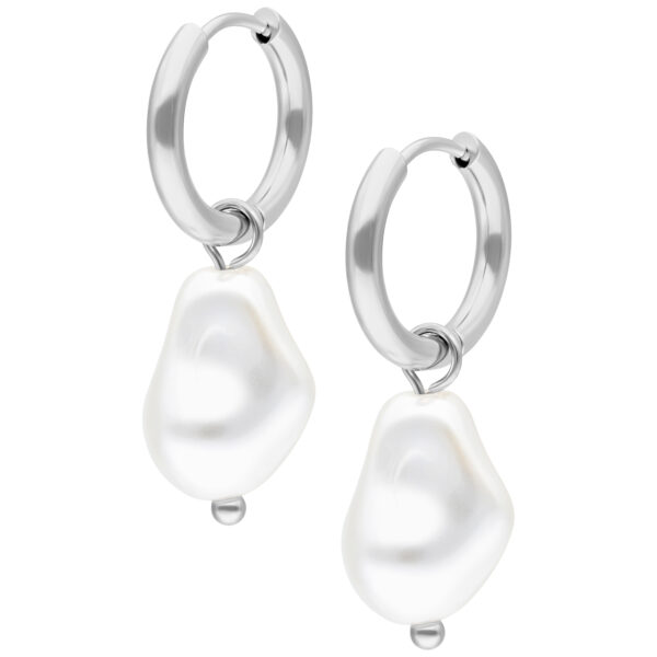 Aros plateados con perlas barrocas sobre fondo blanco