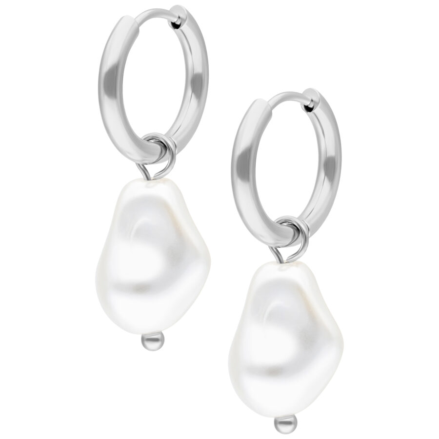 Aros plateados con perlas barrocas sobre fondo blanco