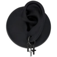 Schwarze Kreuz-Ohrringe aus Edelstahl Schwarze hängende Kreuz-Ohrringe aus Chirurgenstahl auf schwarzem Hintergrund