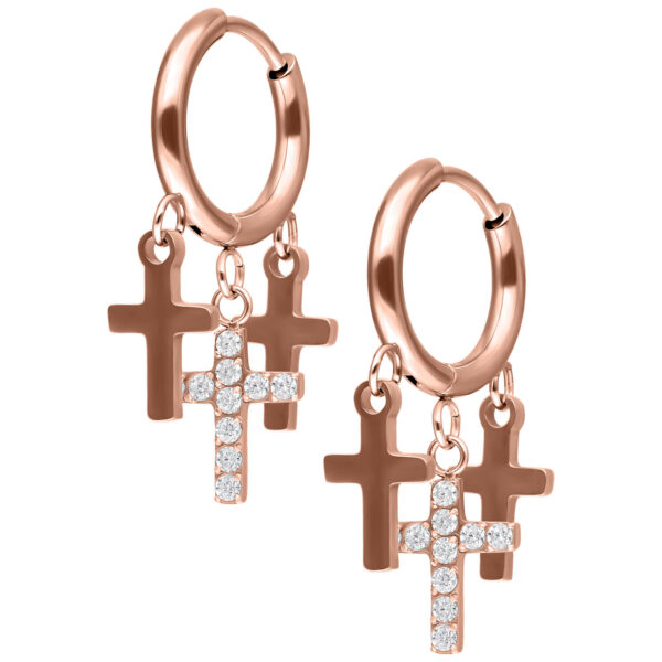 Aros de oro rosa con tres pequeños colgantes de cruz, uno adornado con cristales, sobre fondo blanco