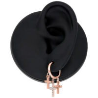 Roségoldene Kreuz-Ohrringe mit Anhängern Roségoldene Kreuz-Ohrringe an schwarzem Ohrenmodell auf weißem Hintergrund