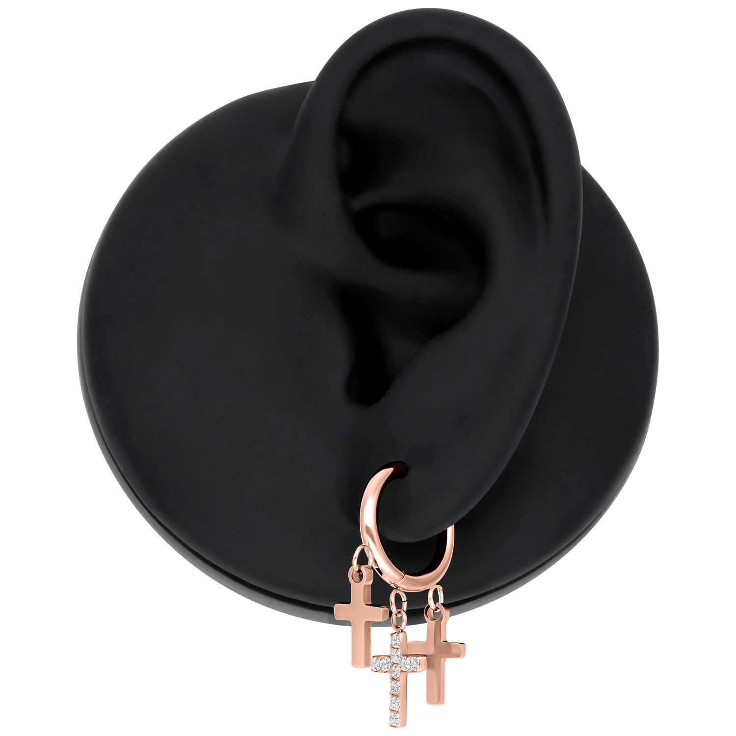 Roségoldene Kreuz-Ohrringe mit Anhängern Roségoldene Kreuz-Ohrringe an schwarzem Ohrenmodell auf weißem Hintergrund