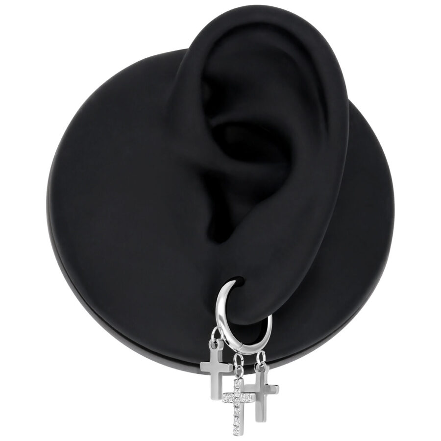 Pendientes plateados con dos cruces colgantes en un modelo de oreja negra