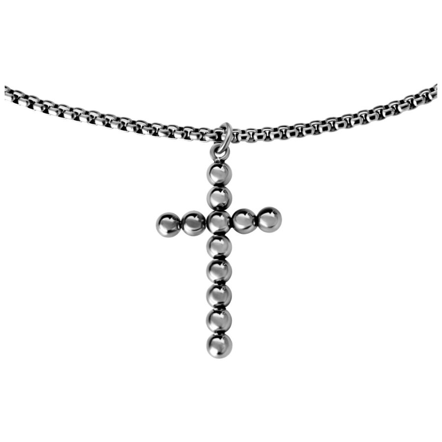 Collar de cruz negro y plateado de acero quirúrgico sobre fondo blanco
