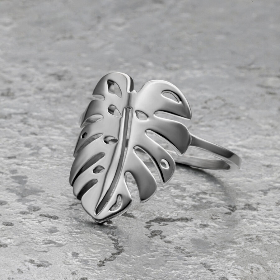 Anillo de hoja de Monstera en plata de acero quirúrgico sobre fondo gris