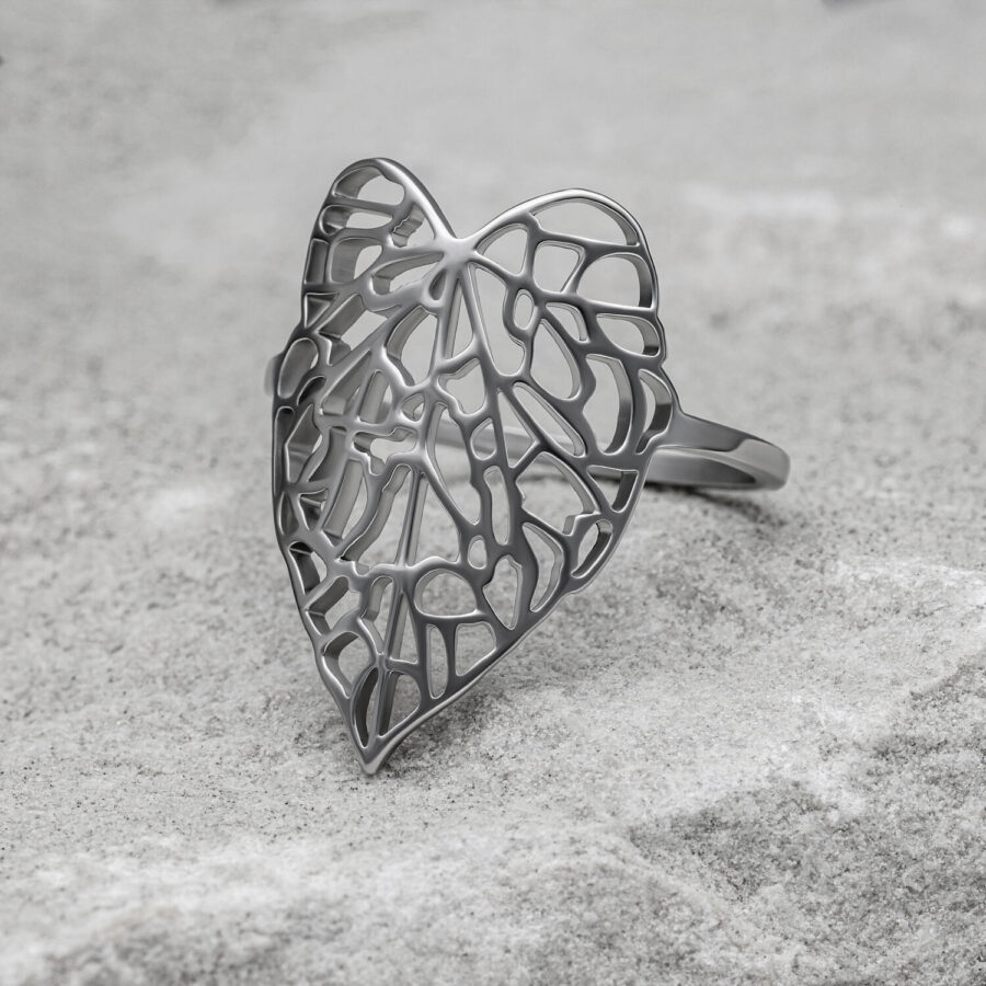 Anillo de plata en forma de hoja sobre fondo gris, talla 17,0 mm