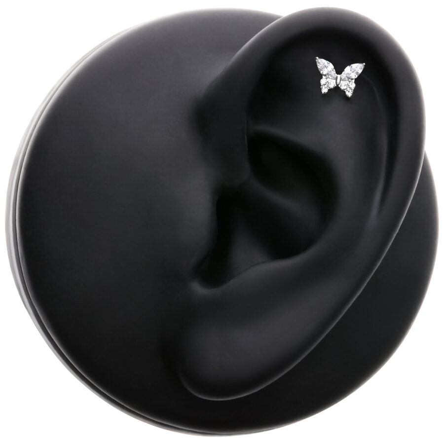 Aplique de mariposa plateado con cristales claros en modelo de oreja negra