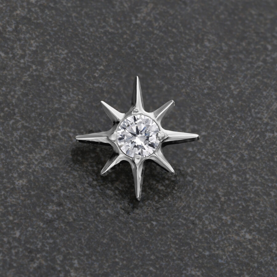 Accesorio de estrella de cristal plateado sobre fondo gris