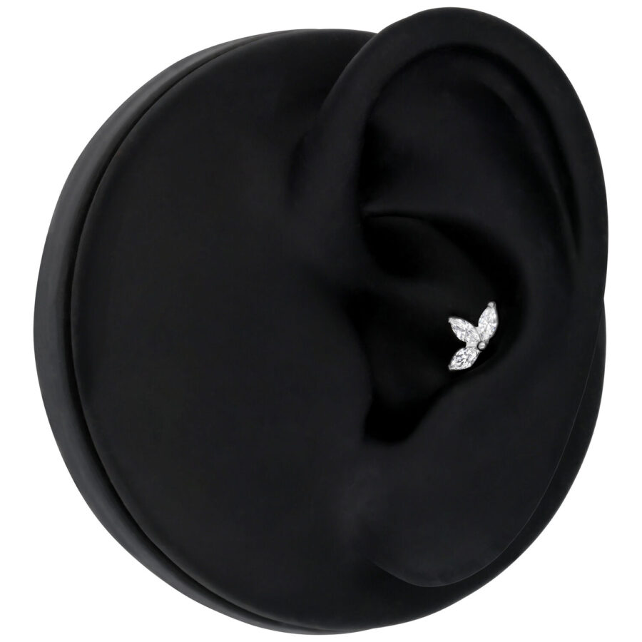 Accesorio de piercing Crystal Lotus plateado en modelo de oreja negra