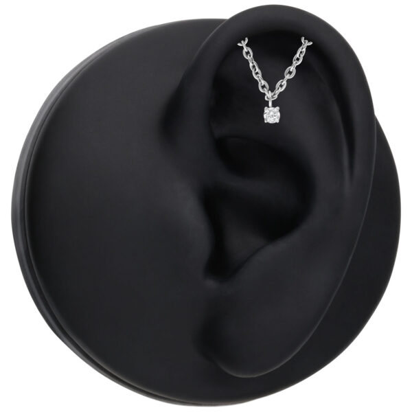 Accesorio Helix Push Fit plateado con cristal claro en modelo de oreja negra