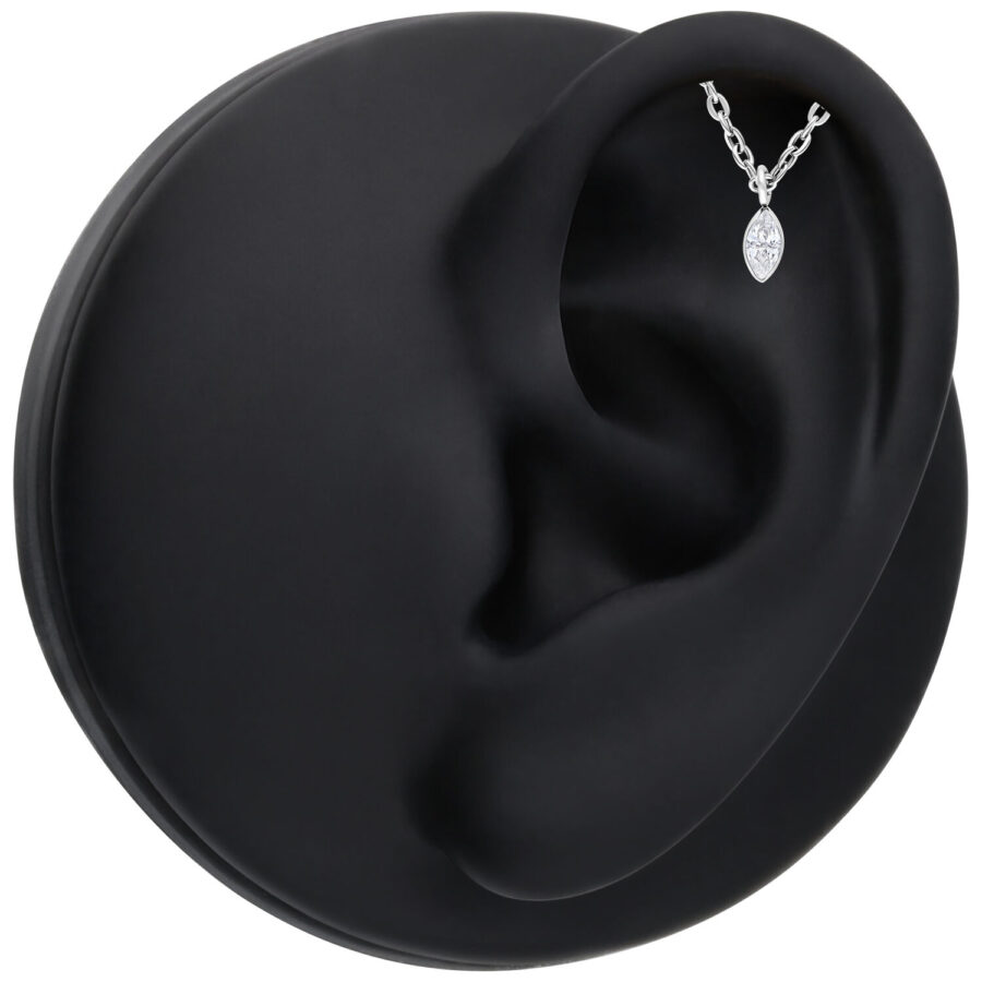 Pieza ovalada de Helix en plata de titanio en una oreja negra