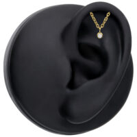 Aro Helix de Oro con Ópalo para Piercing de Oreja Aro Helix dorado con ópalo sintético en modelo de oreja negra