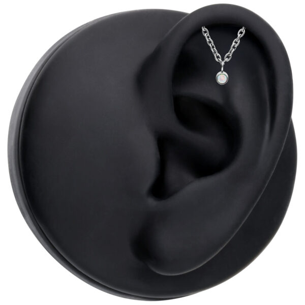 Ajuste Push Fit plateado con ópalo sintético en modelo de oreja negra