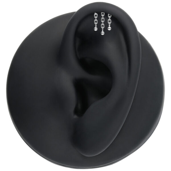 Cadena plateada en modelo de oreja negra sobre fondo blanco