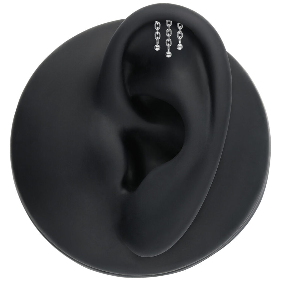 Cadena plateada en modelo de oreja negra sobre fondo blanco