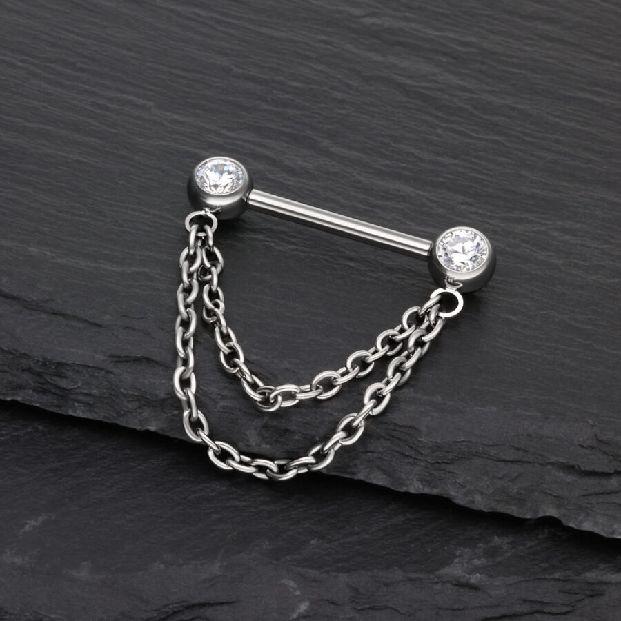 Barra de titanio negro con dos cadenas sobre piedra negra