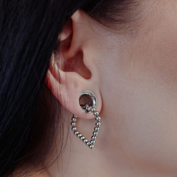 Bubble Polygon Hoops de plata en la oreja de una persona