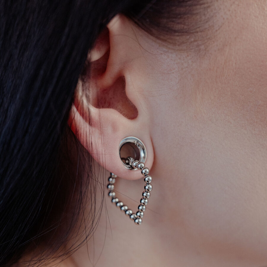 Bubble Polygon Hoops de plata en la oreja de una persona