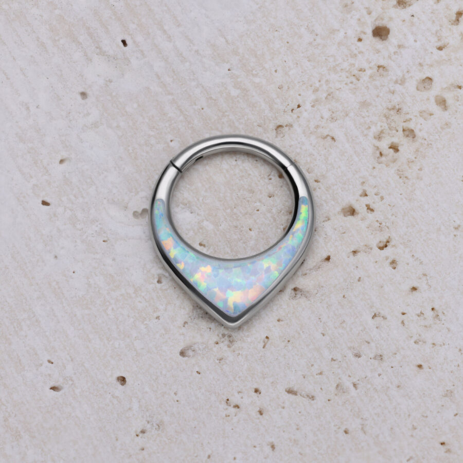 Clicker de septum de titanio plateado con opal sintético blanco sobre piedra clara