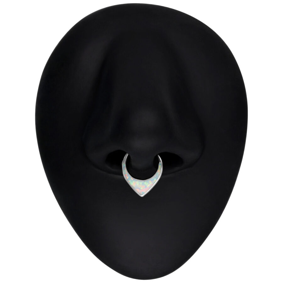 Clicker de septum plateado con ópalo blanco en exhibidor de nariz negro