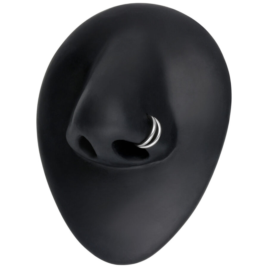 Piercing Clicker de doble fila en plata sobre modelo de nariz negra