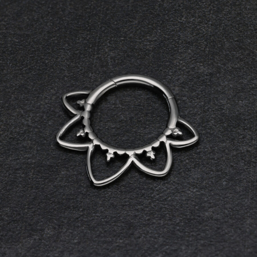 Clicker de septum negro en forma de flor sobre fondo oscuro