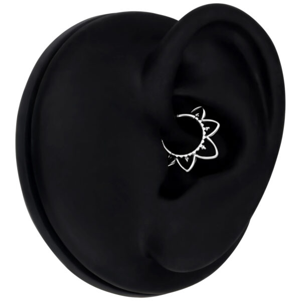 Clicker de septum plateado con cristales en modelo de oreja negra