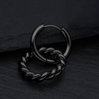 Aros negros, alto brillo con diseño torcido sobre fondo oscuro