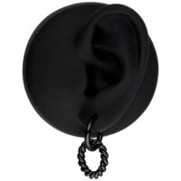 Schwarze Ohrcreolen aus Chirurgenstahl auf weißem Hintergrund