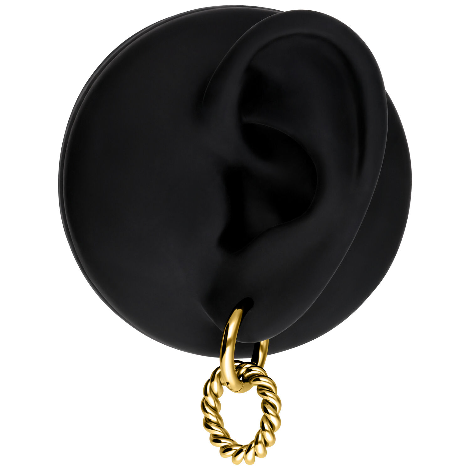 Pendientes dorados y retorcidos en oreja de modelo negro sobre fondo blanco