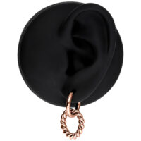 Aros de oro rosa Twisted de acero quirúrgico en modelo de oreja negra