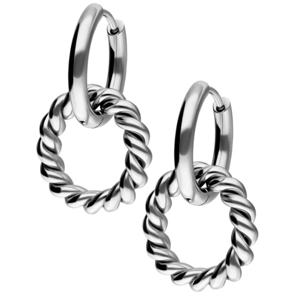 Pendientes de acero inoxidable plateados con diseño de círculo torcido sobre fondo blanco