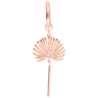 Roségoldene Ohrringe aus Chirurgenstahl mit Klappverschluss auf weißem Hintergrund