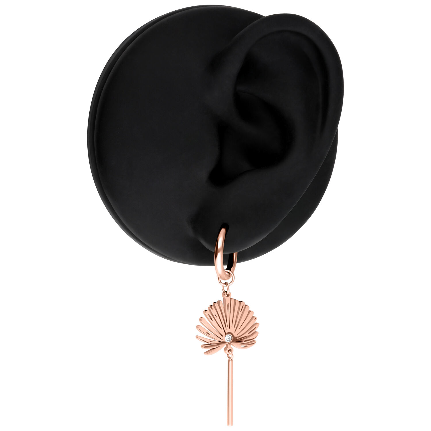 Roségoldene Ohrringe an schwarzem Ohrmodell im Studio