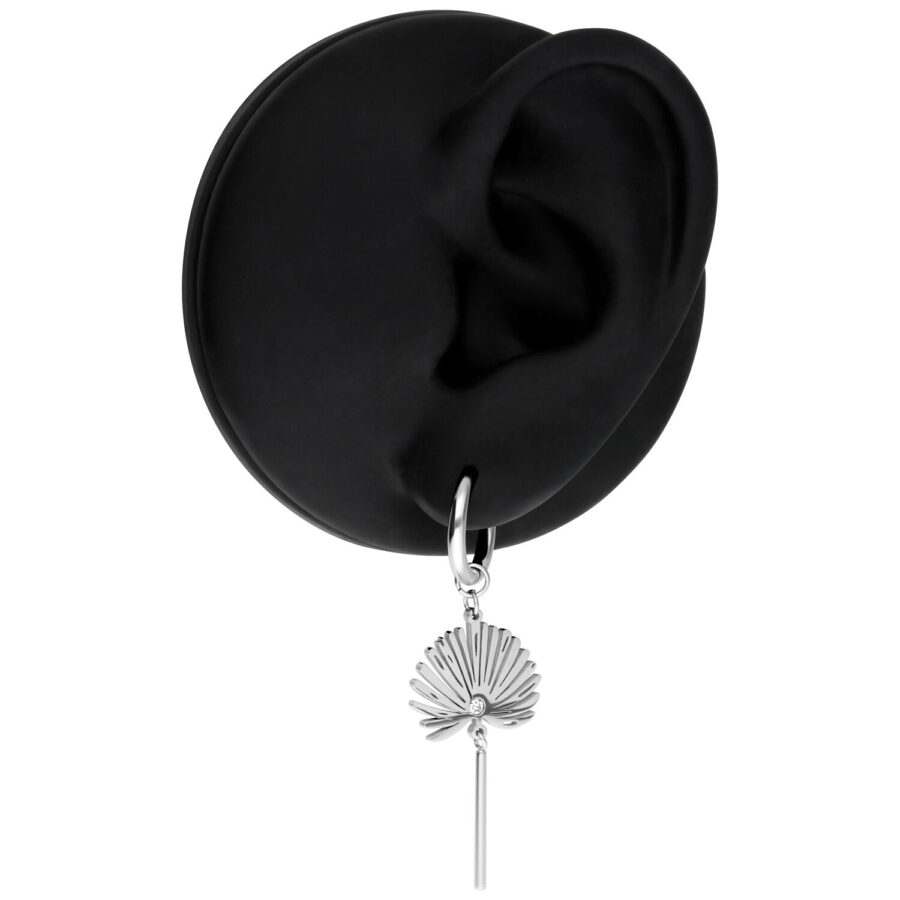 Pendiente plateado con colgante de concha en modelo de oreja negra sobre fondo blanco