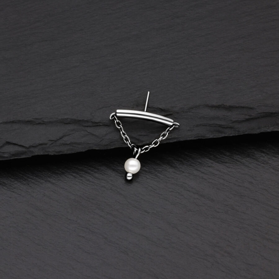 Accesorio Helix plateado con cadena y perla sobre fondo negro