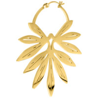 Goldene Bambus-Ohrringe aus Chirurgenstahl 316L auf weißem Hintergrund